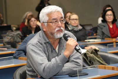 Participante do público faz perguntas aos expositores