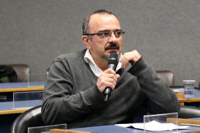 Participante do público faz perguntas durante o debate