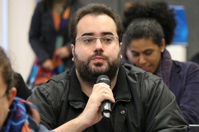 Particpante do público faz perguntas durante o debate
