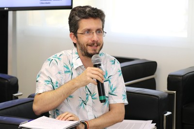 Participante do público fala durante o debate