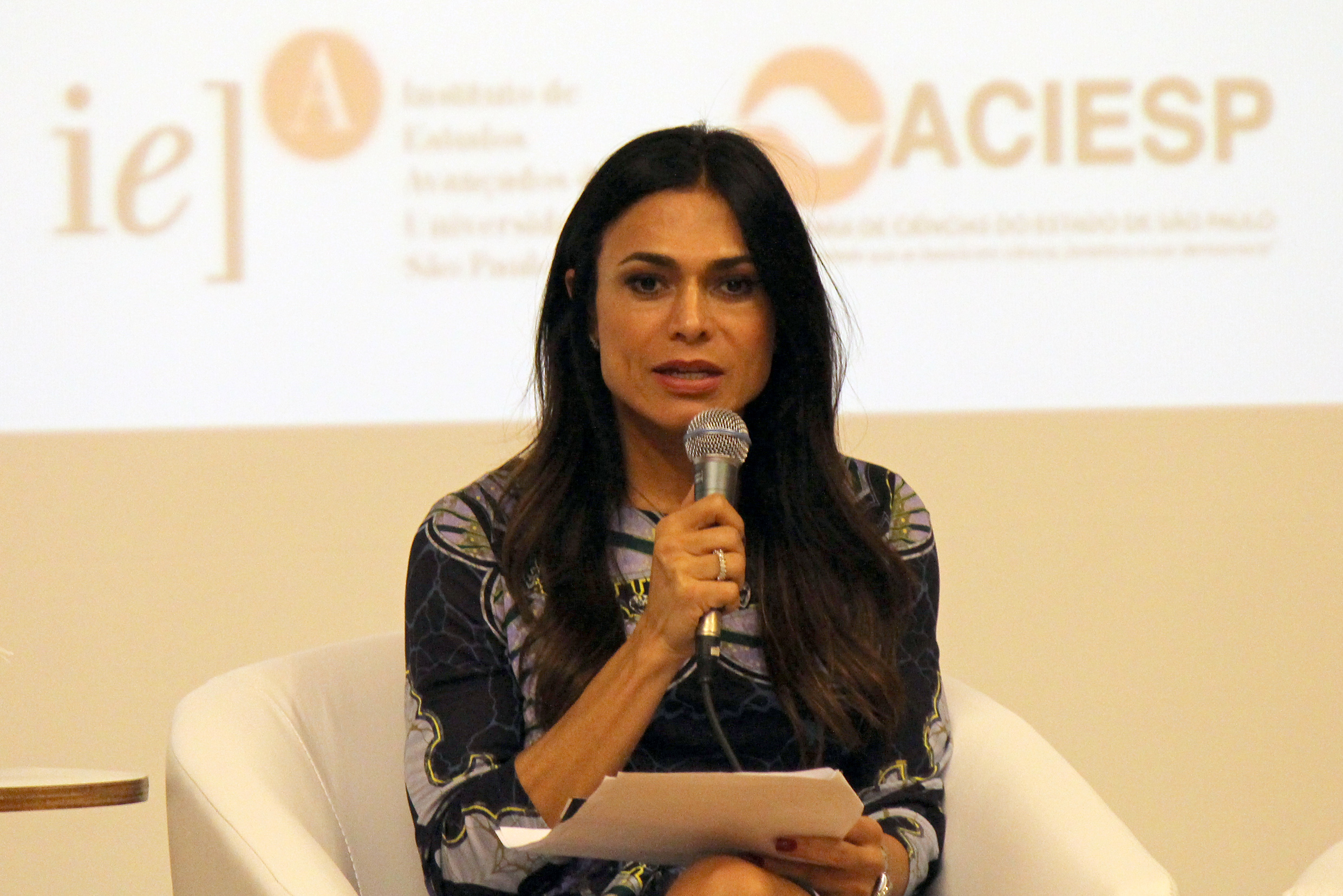 Rosana Jatobá apresenta os expositores