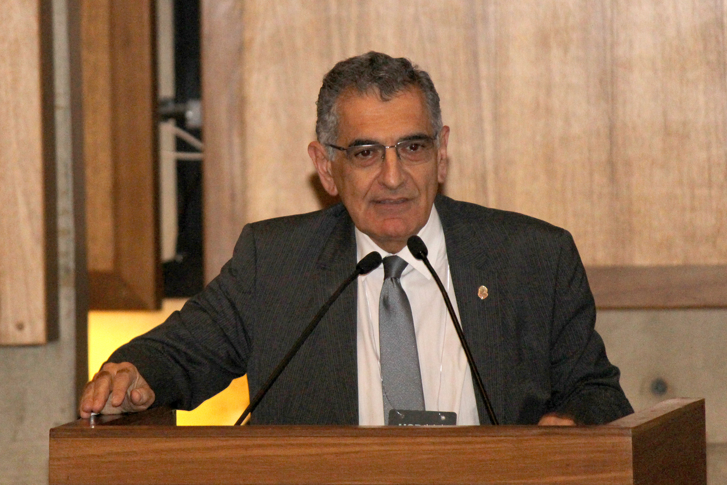 Vahan Agopyan faz a abertura do evento