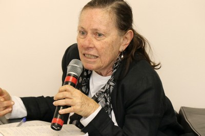 Participante do público faz perguntas aos expositores
