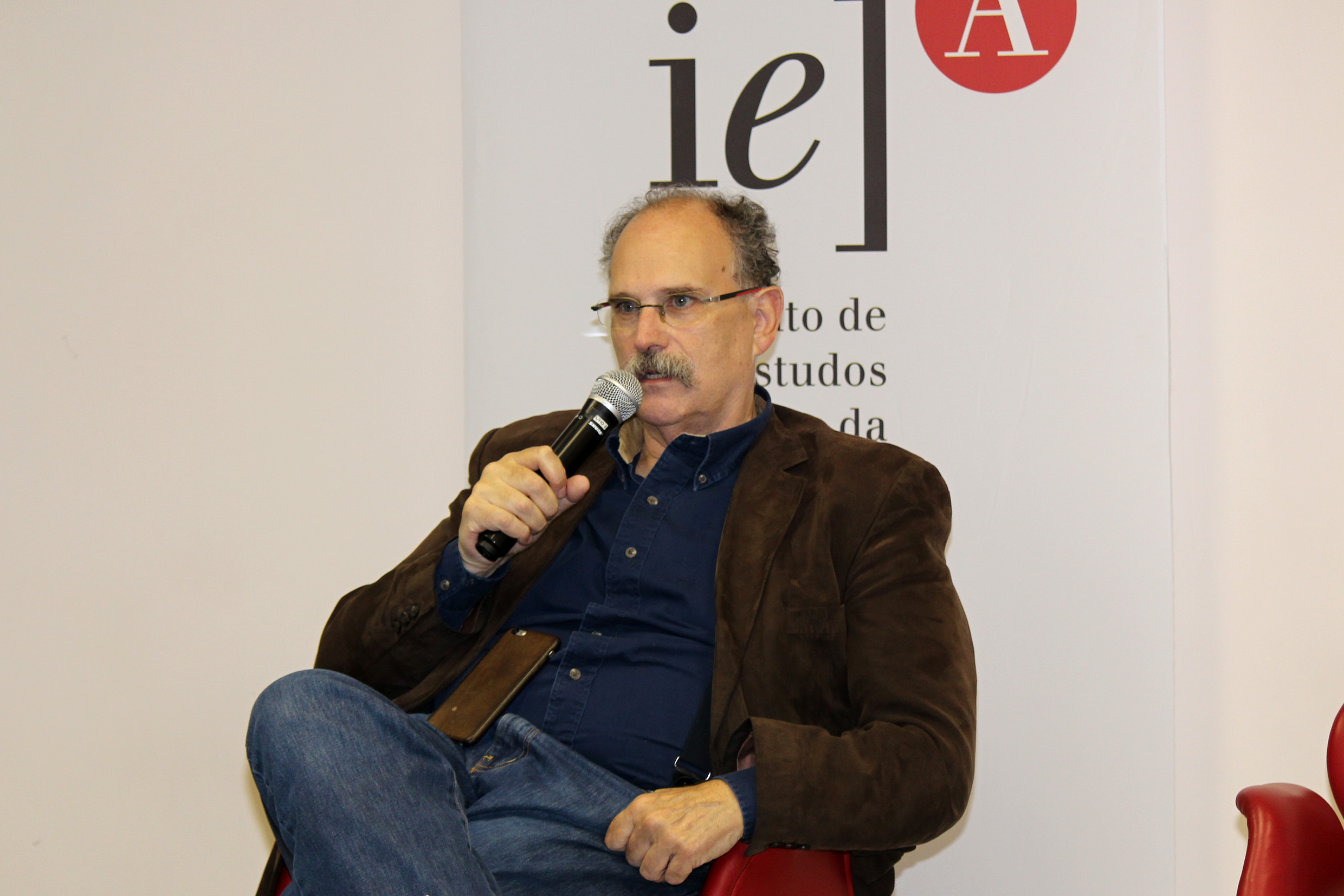 Glauco Arbix abre o evento e apresenta o expositor