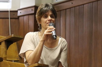 Participante do público faz perguntas aos expositores