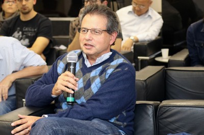Miguel Bucalem  faz perguntas durante o debate