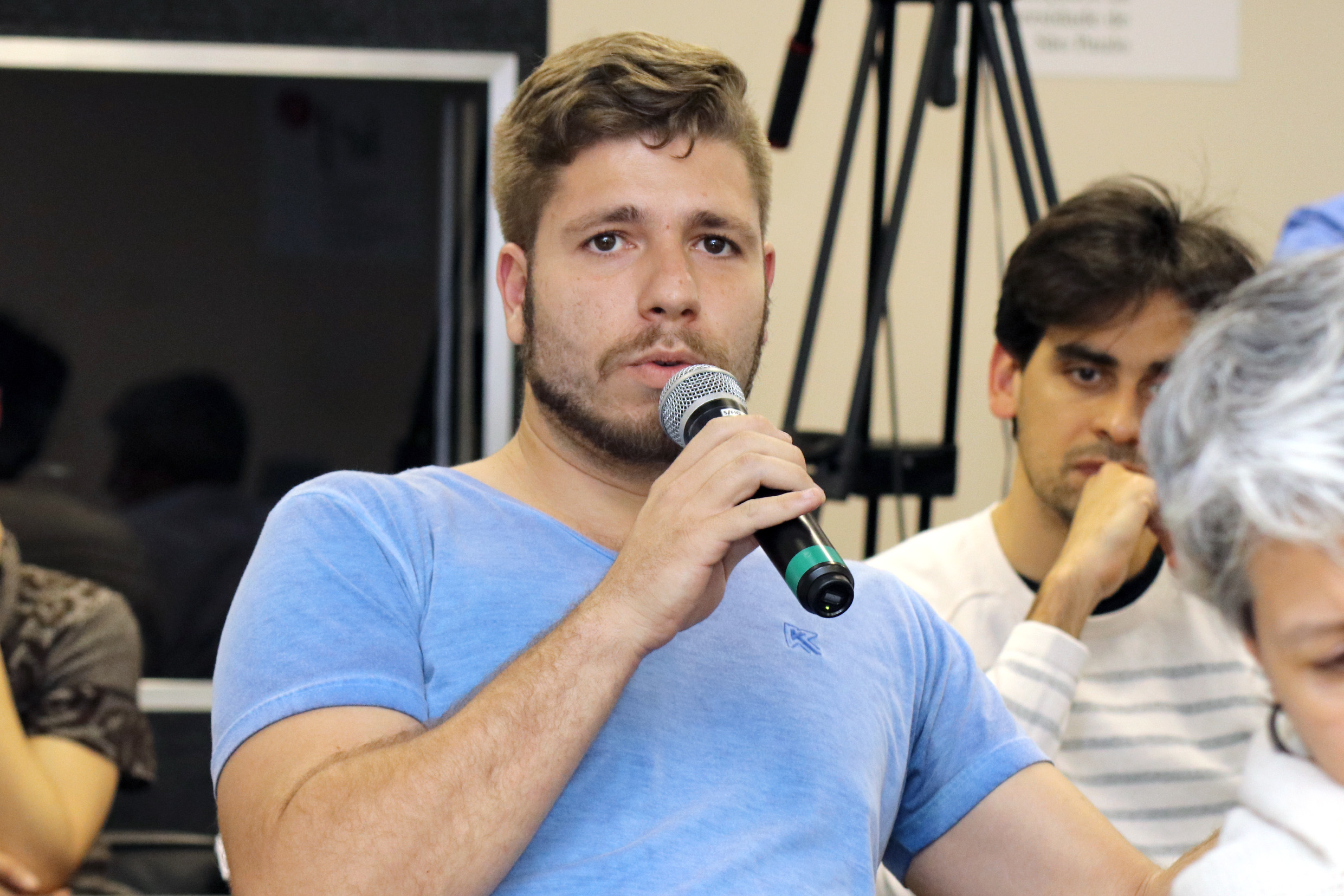 Participante do público faz perguntas durante o debate