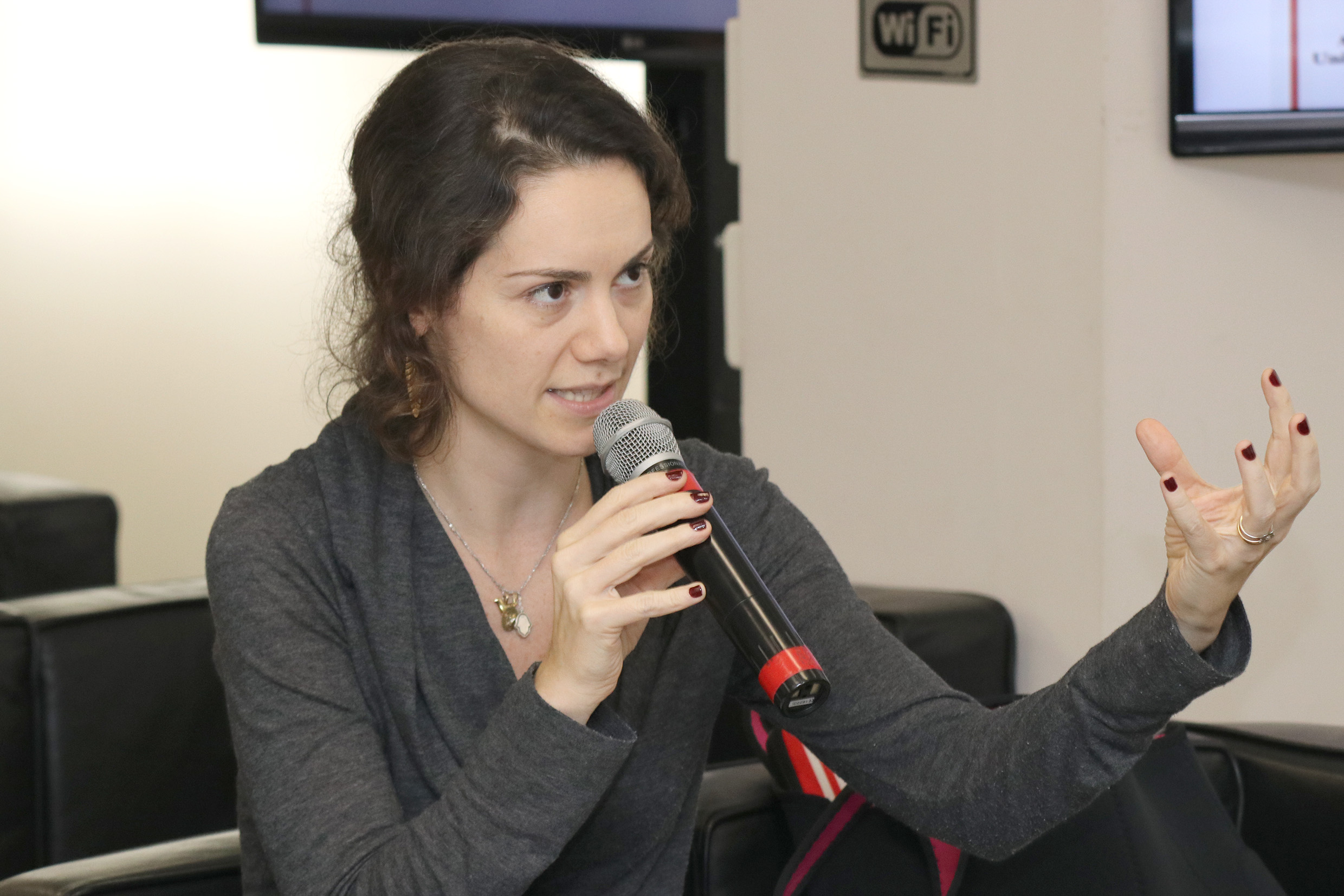 Carolina Mota fala durante o debate