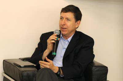 Participante do público faz pergunta aos expositores