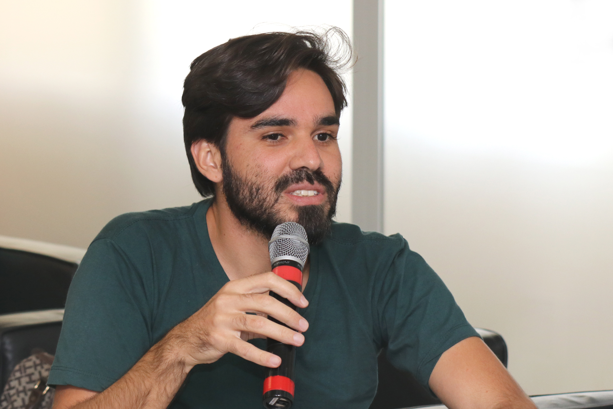 Participante do público faz pergunta às expositoras