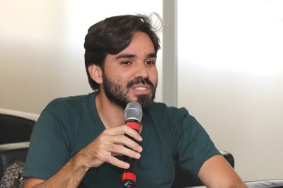 Participante do público faz pergunta às expositoras