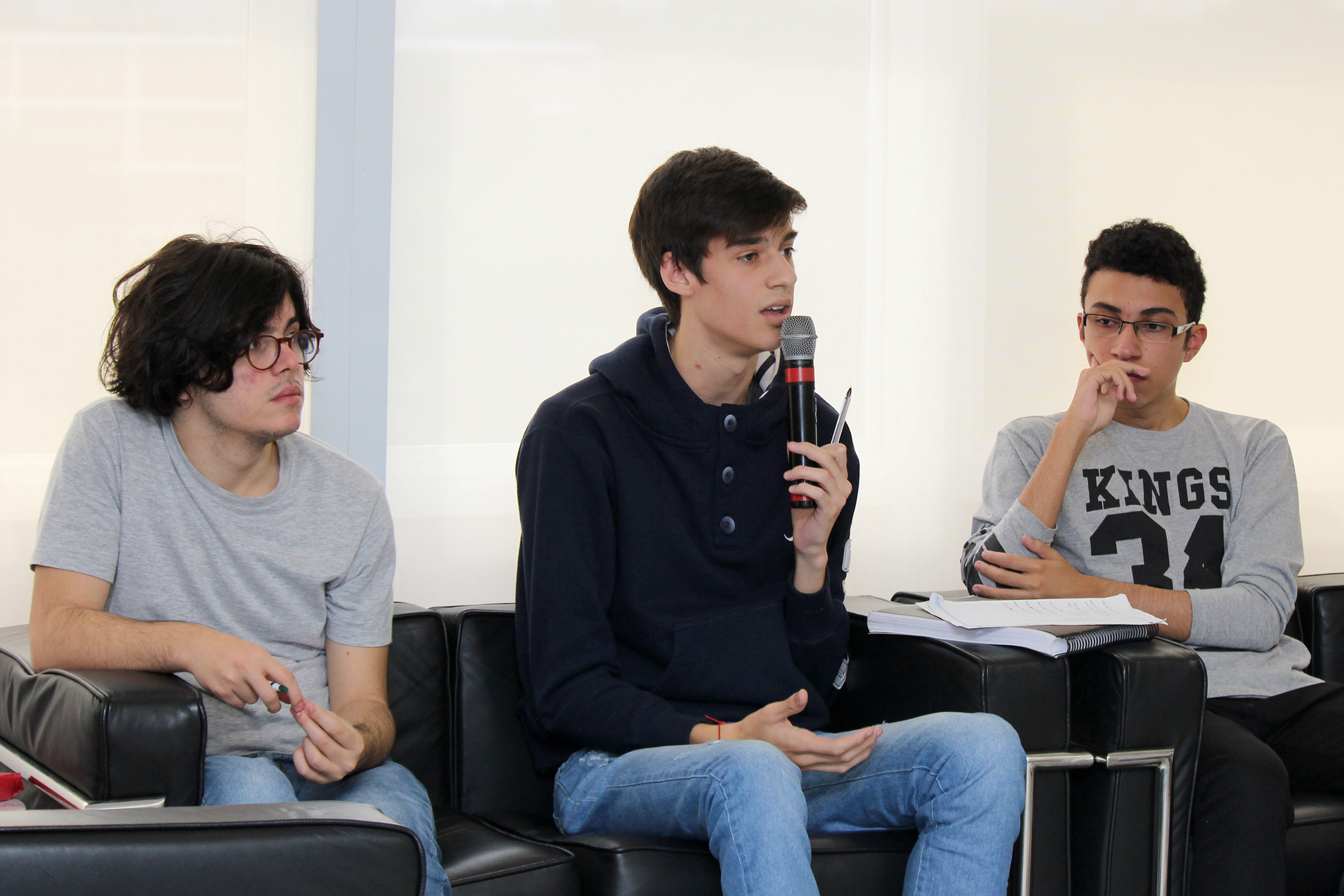 Participante do público faz perguntas aos expositores durante o debate
