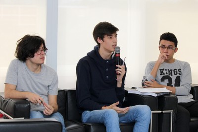 Participante do público faz perguntas aos expositores durante o debate
