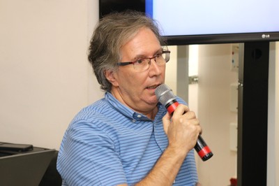 Participante do público fala durante o debate