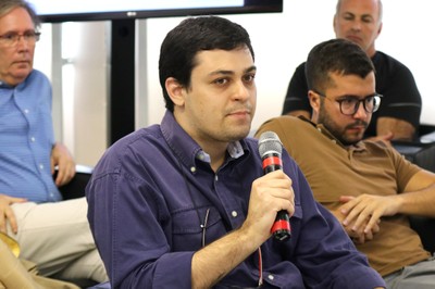 Participante do público faz pergunta durante o debate