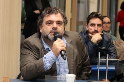 Participante do público faz perguntas aos expositores