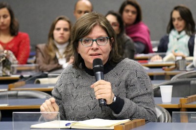 Participante do público faz perguntas aos expositores