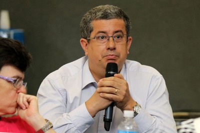 Participante do público faz perguntas aos expositores