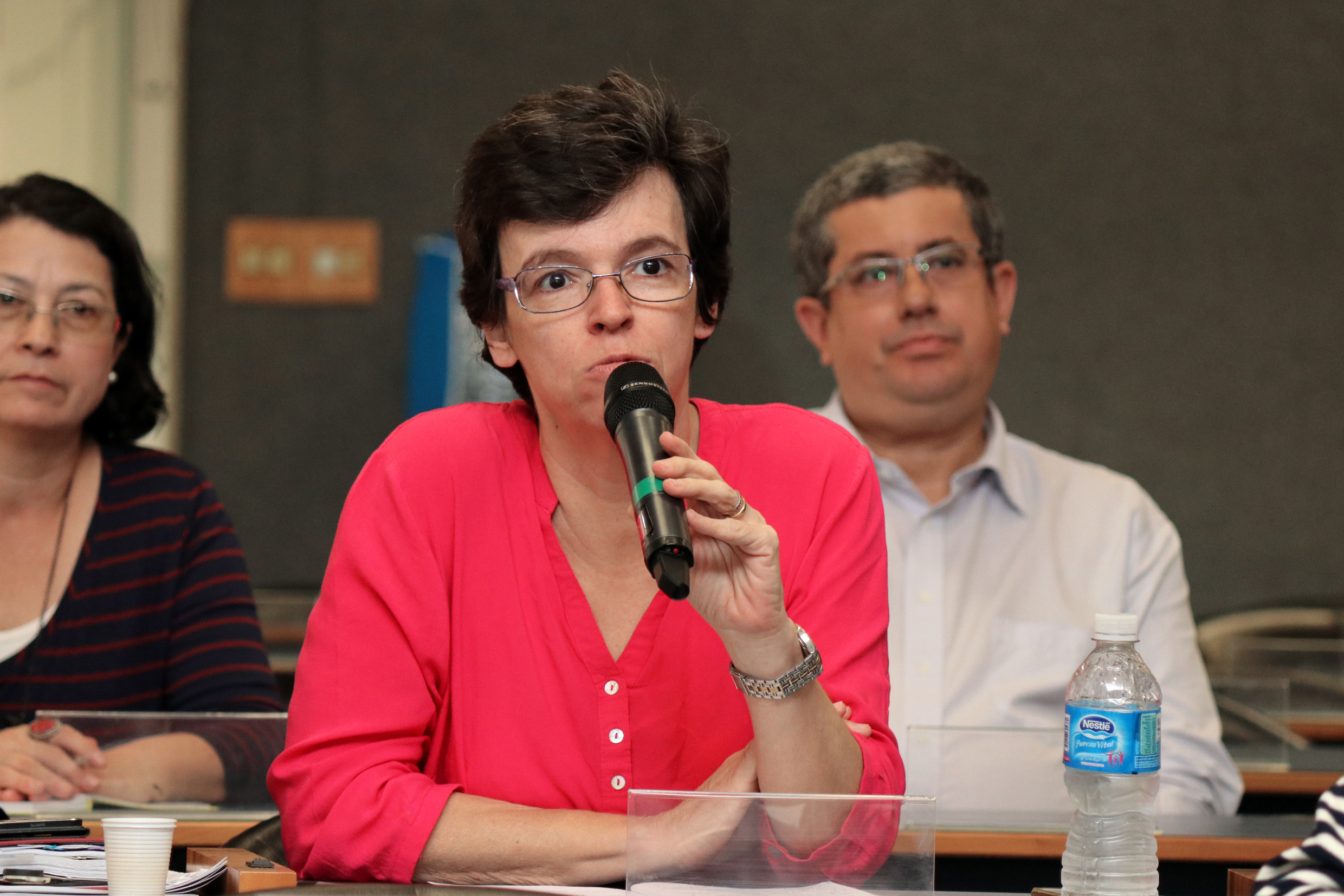 Participante do público faz perguntas durante o debate