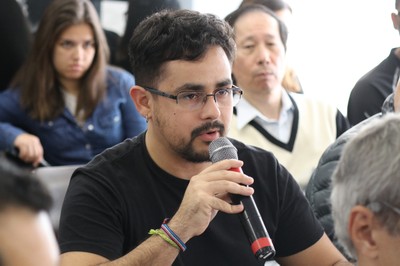 Participante do público faz perguntas aos expositores durante o debate