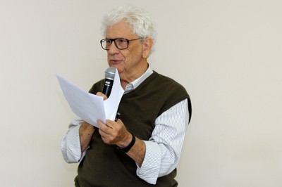 José da Rocha Carvalheiro faz perguntas aos exositores durante o debate