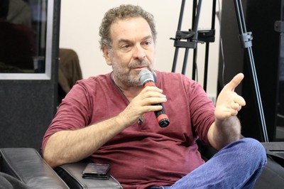 Participante do público faz perguntas durante o debate