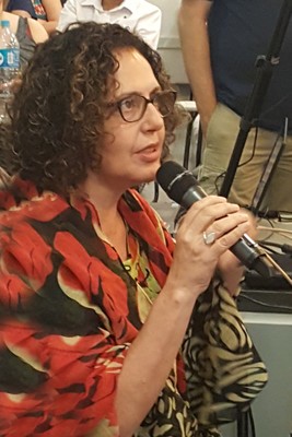 Participante do público faz perguntas aos expositores