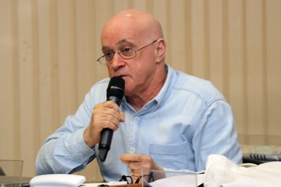 Andreas Valentin fala durante o debate