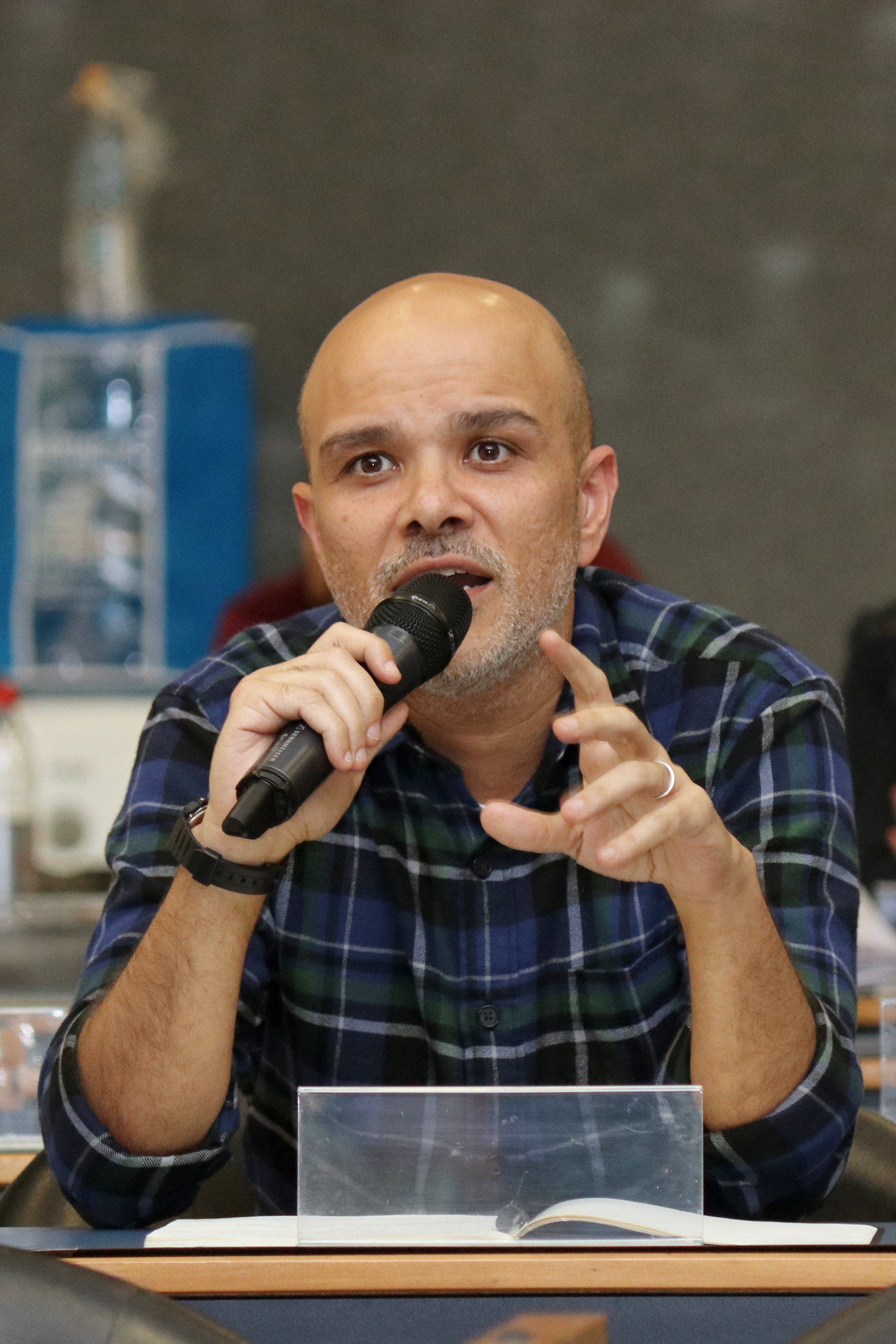 Frederico Coelho faz perguntas durante o debate