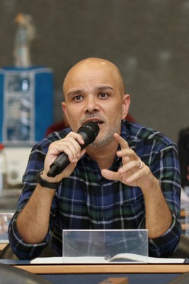 Frederico Coelho faz perguntas durante o debate