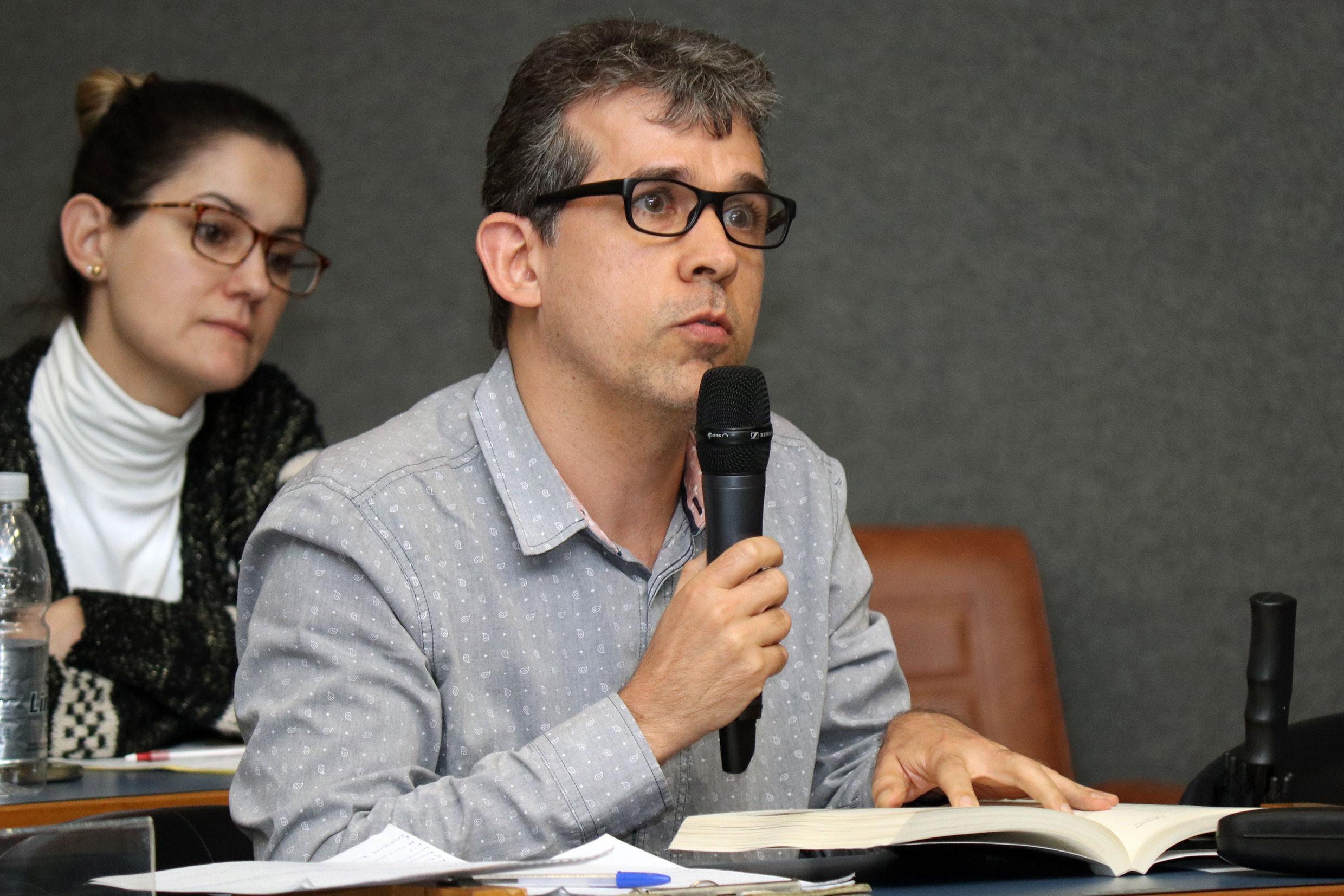 Participante do público fala durante o debate