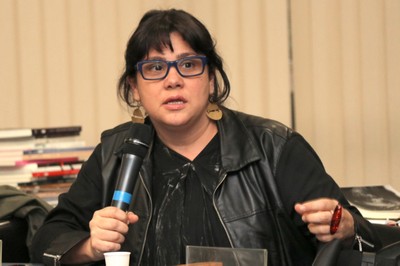 Participante do público faz perguntas aos expositores