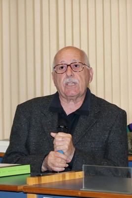 Silviano Santiago fala durante o debate