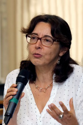 Viviana Bosi faz perguntas aos expositores