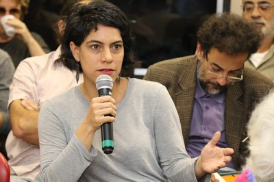 Julia Buenaventura faz perguntas ao expositor