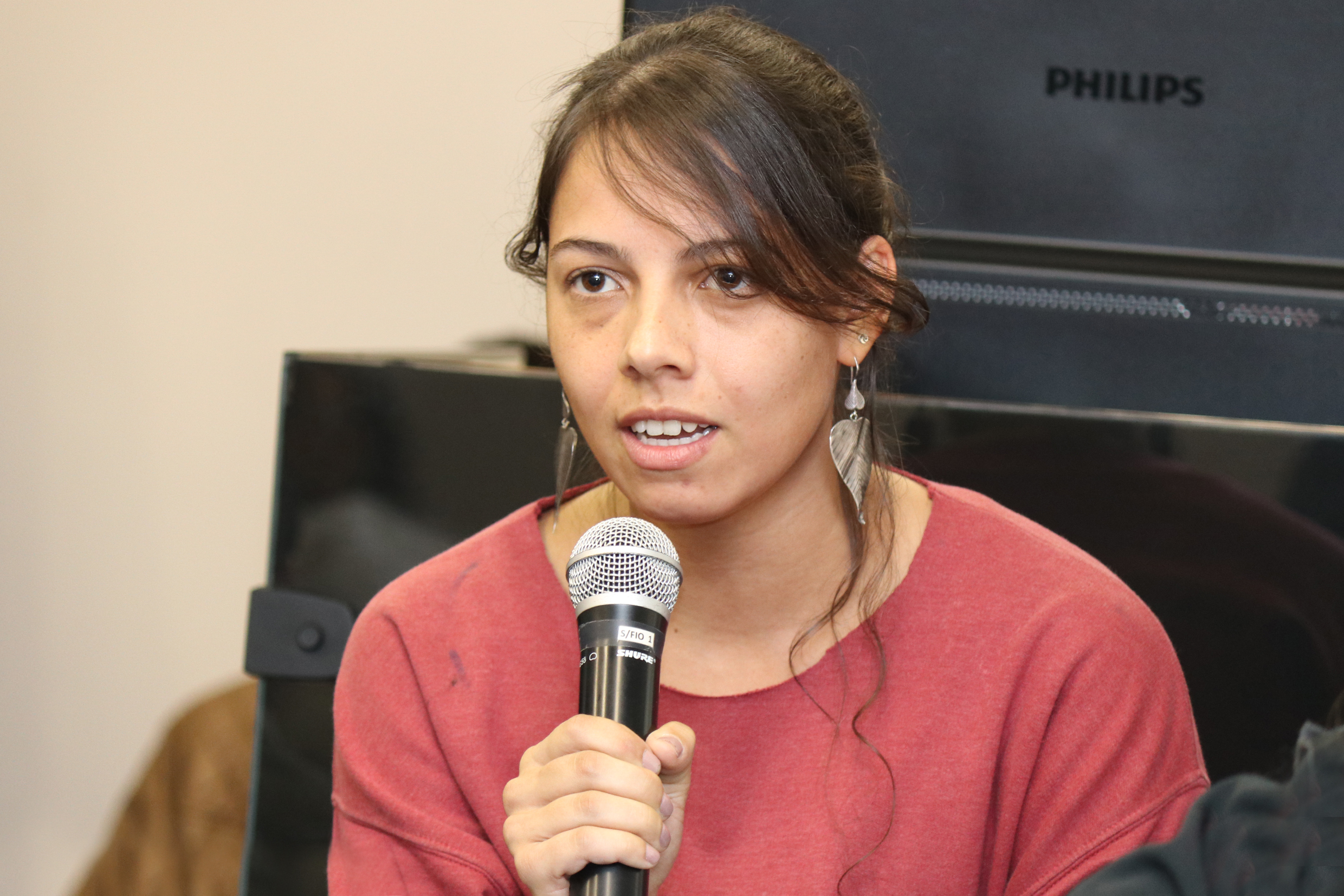 Participante do público faz perguntas ao expositor