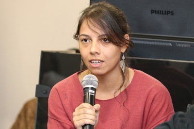 Participante do público faz perguntas ao expositor