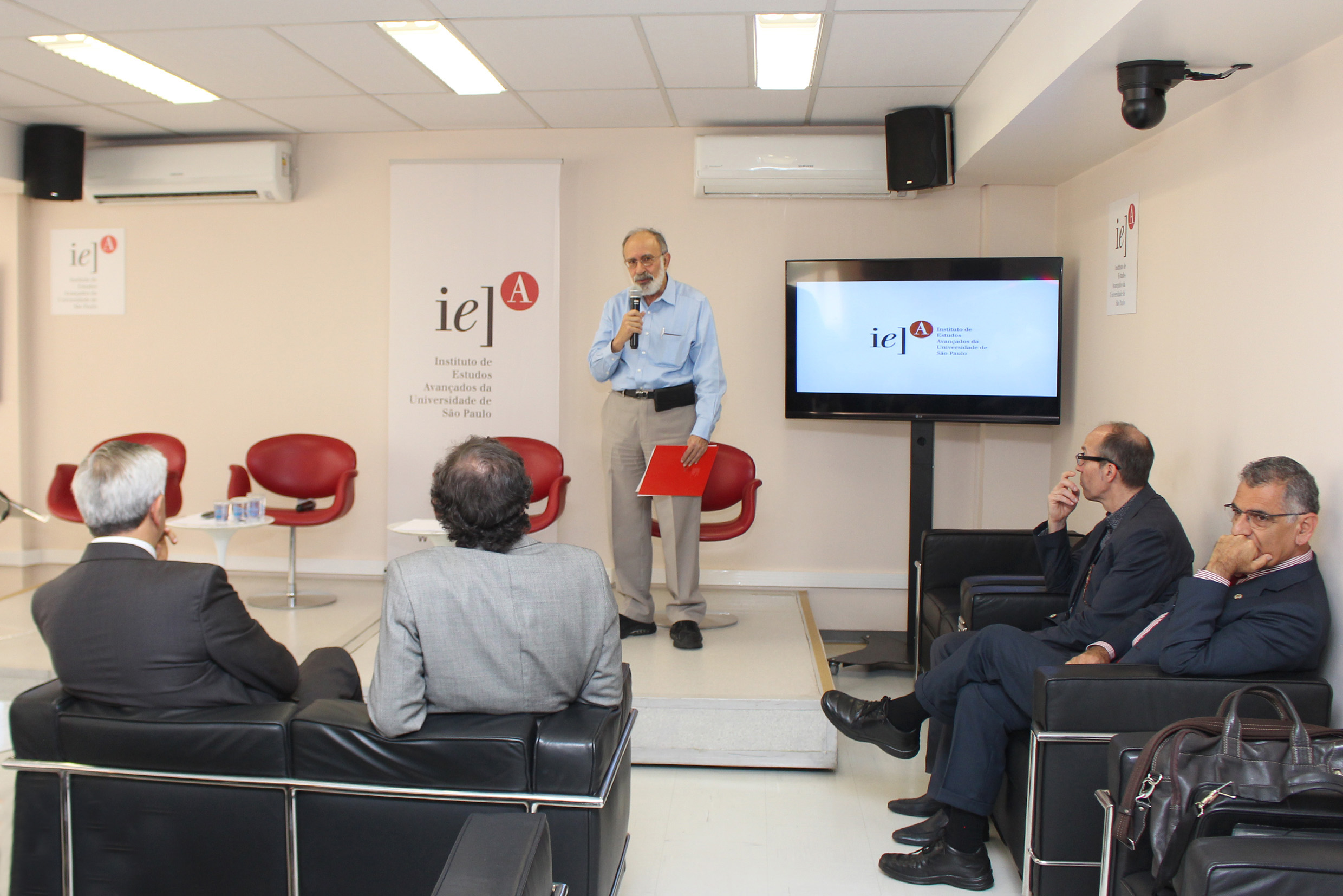 Guilherme Ary Plonski abre o evento