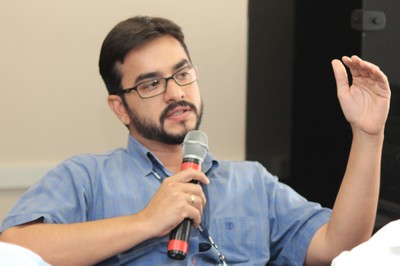 Participante do público faz perguntas aos expositores