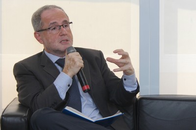 Participante do público faz perguntas aos expositores