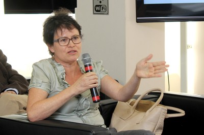 Participante do público faz perguntas aos expositores