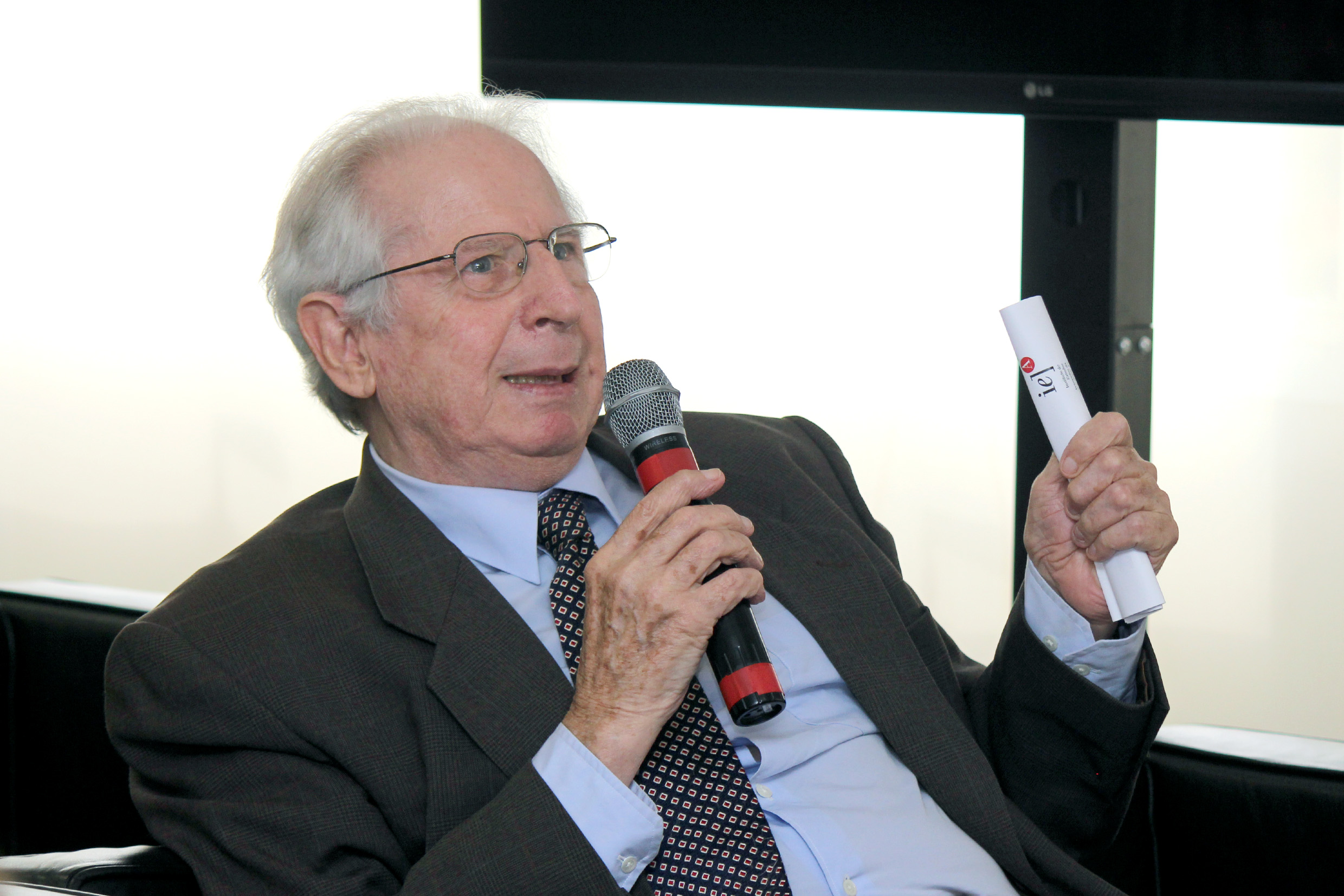 Participante do público faz perguntas aos expositores