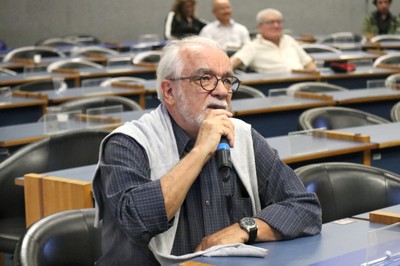 Luiz Carlos Meneses faz pergunta aos expositores