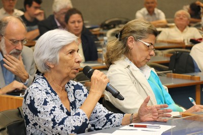 Yvonne Mascarenhas faz pergunta aos expositores