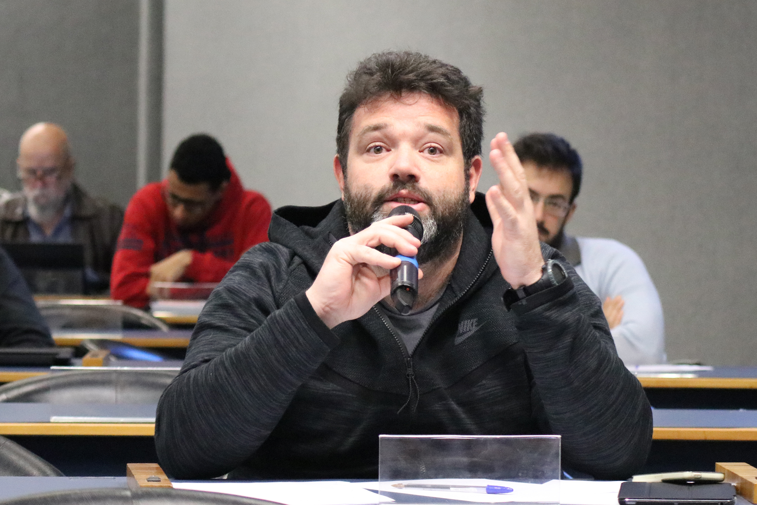 Participante do público faz perguntas durante o debate