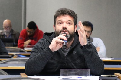 Participante do público faz perguntas durante o debate