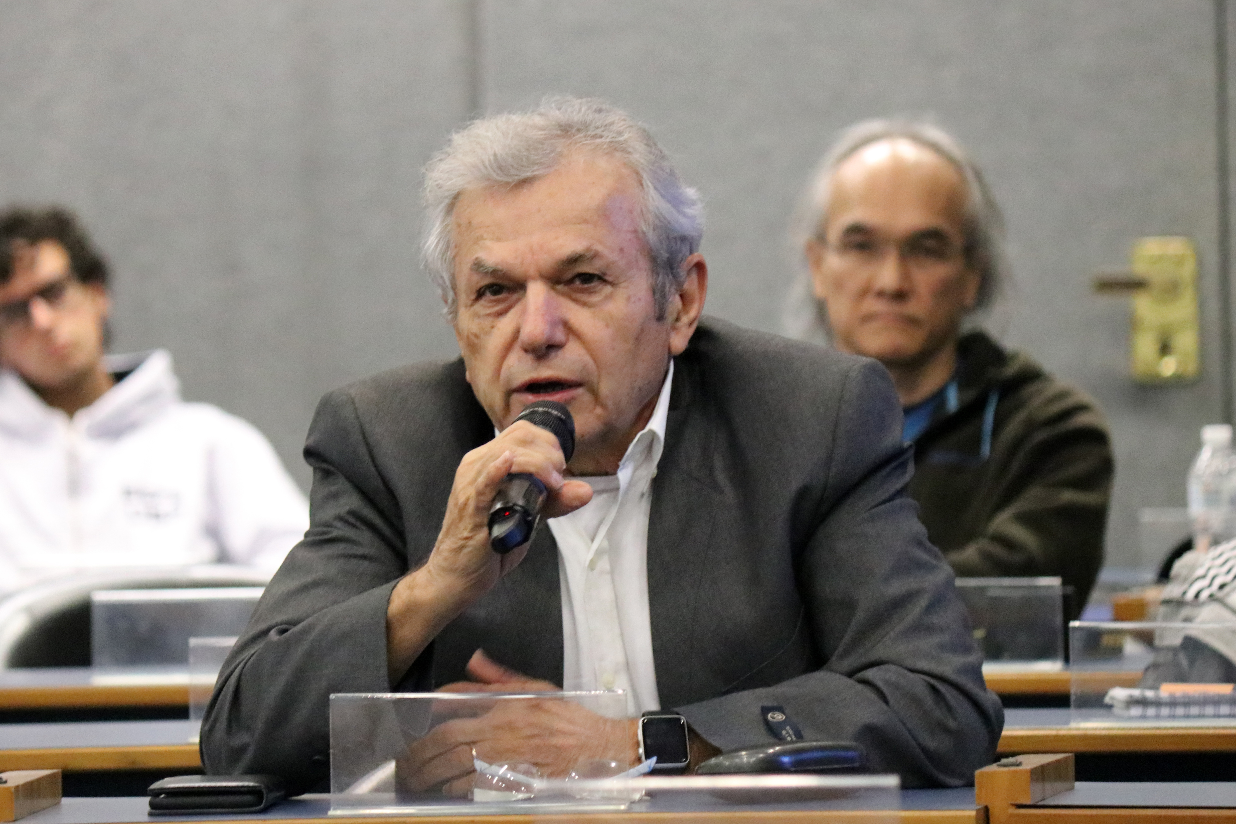 Participante do público faz perguntas durante o debate