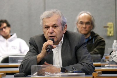 Participante do público faz perguntas durante o debate