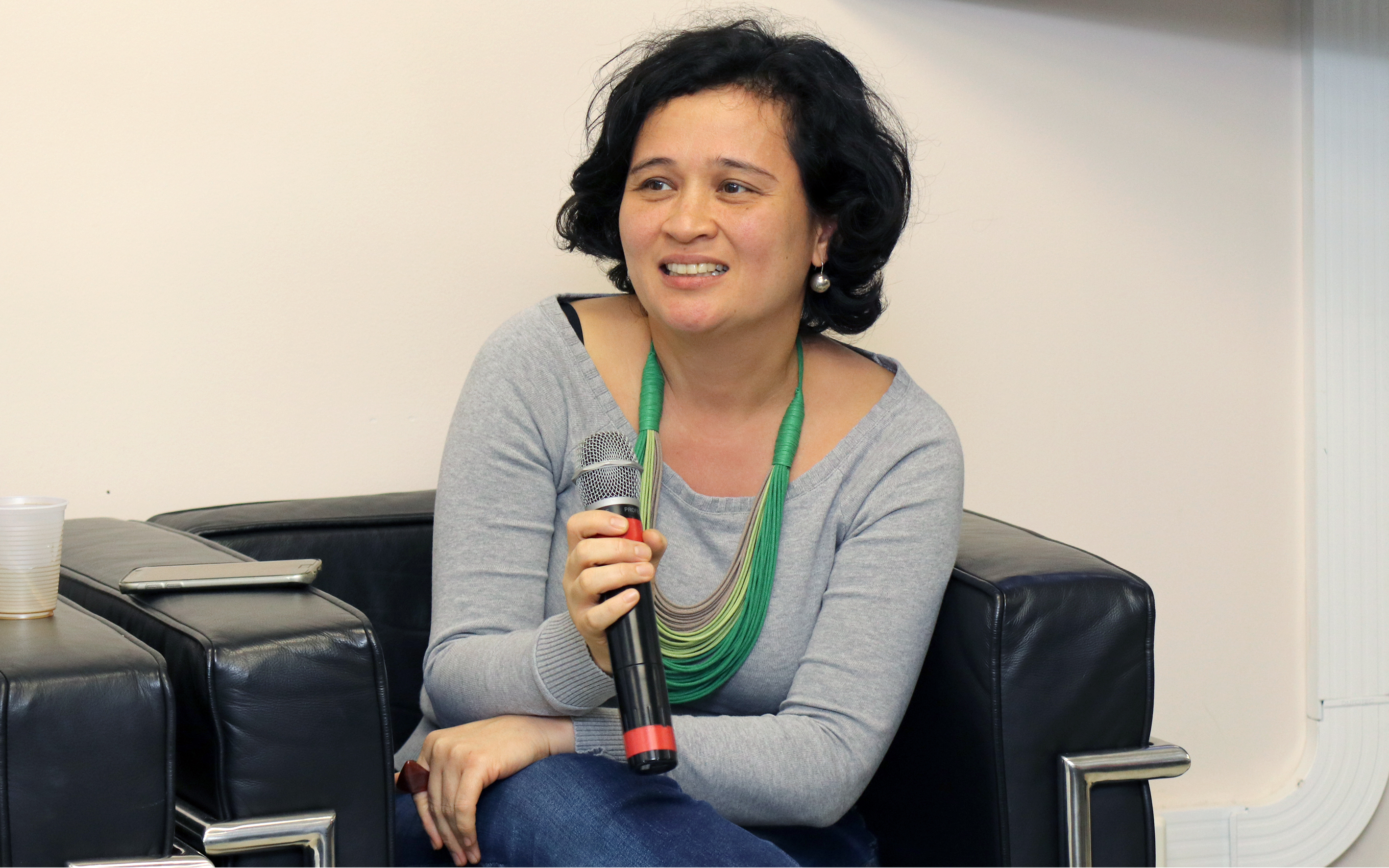 Karina Yamamoto fala durante o debate