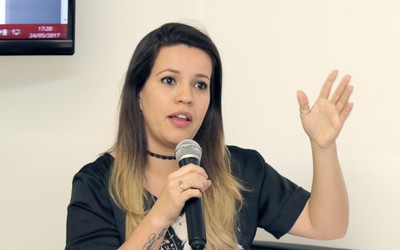 Participante do público faz perguntas aos expositores